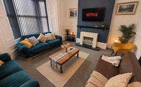 Designed For Team Stays, City Centre, Sleeps 9!